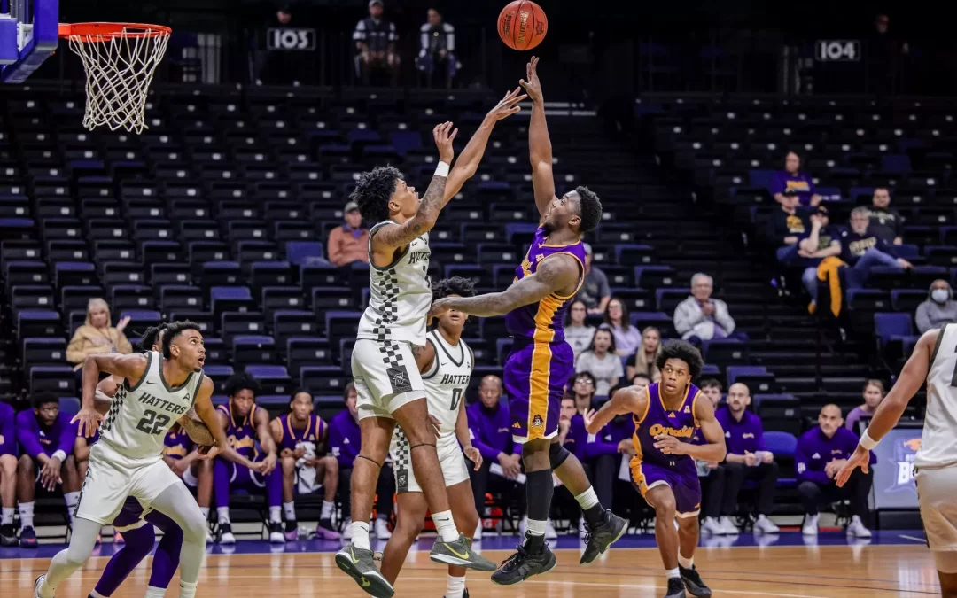 Felton, Hayes help lead Pirates over Stetson, 71-64