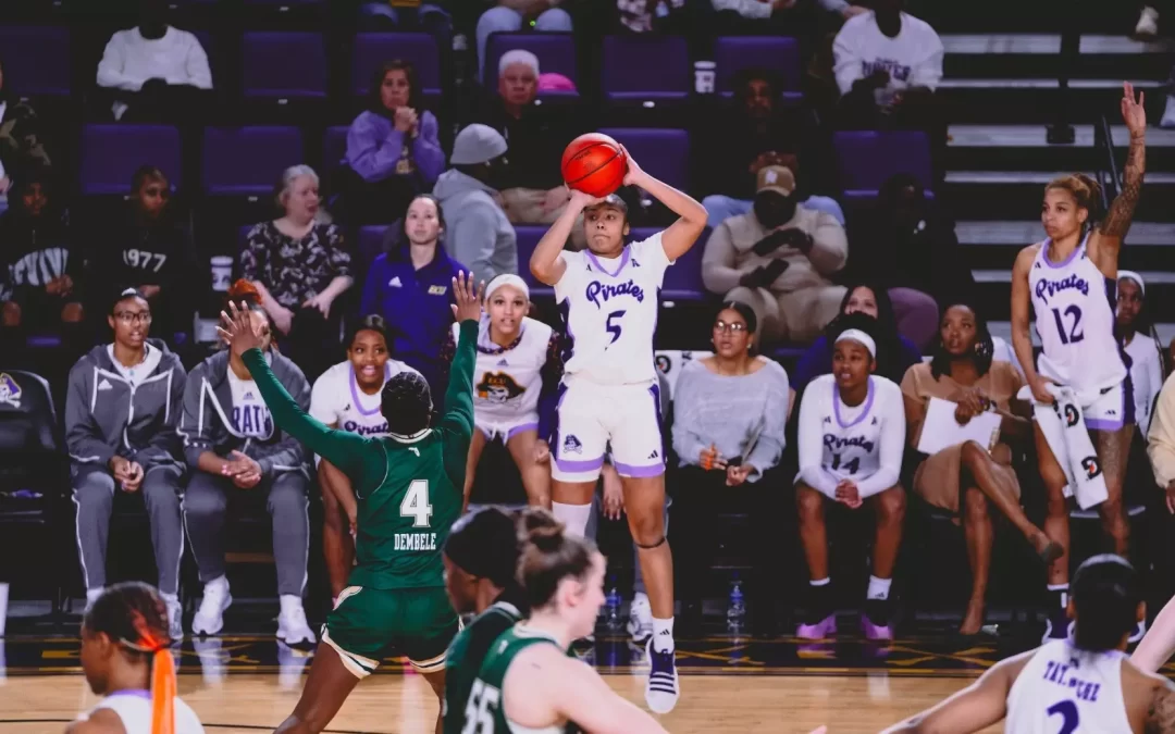 South Florida nabs victory from Pirates with late-game heroics, 63-60